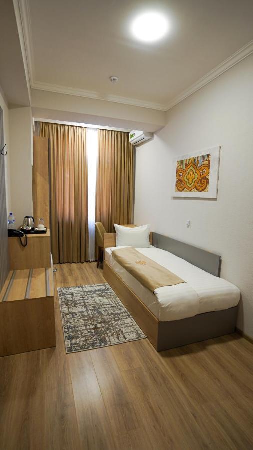 Almalyk Plaza Hotel Olmaliq Buitenkant foto