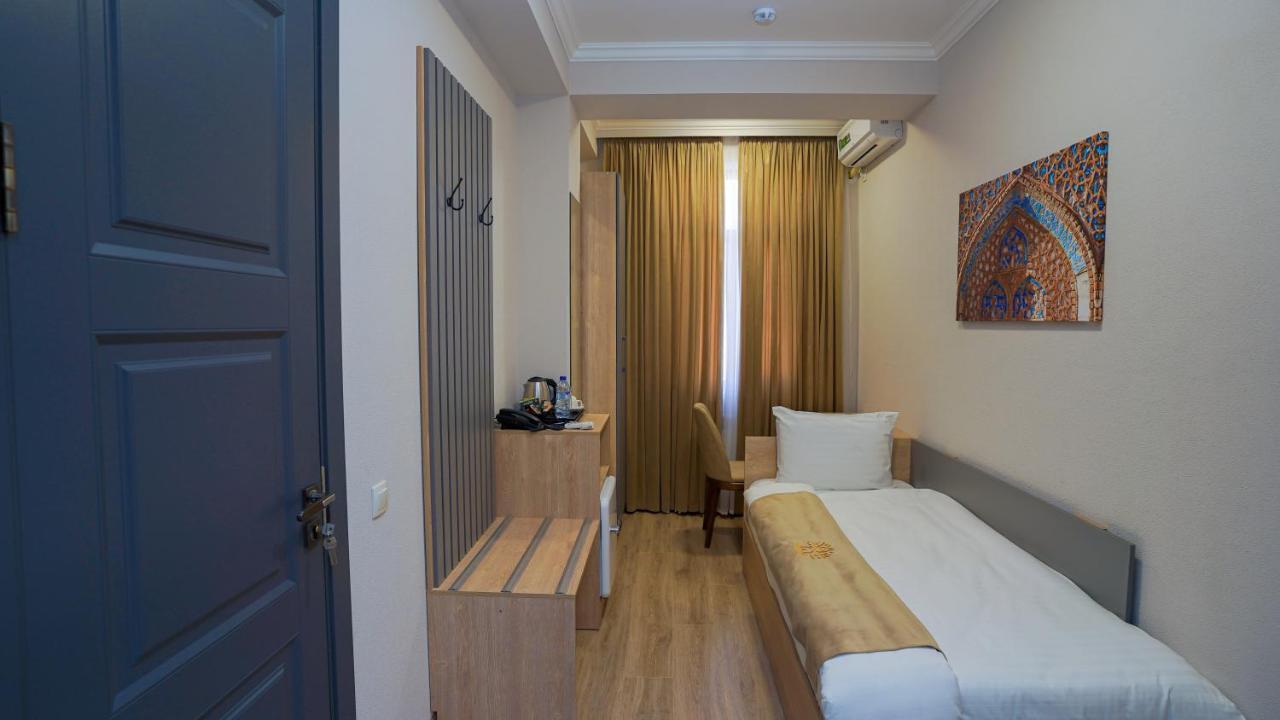 Almalyk Plaza Hotel Olmaliq Buitenkant foto