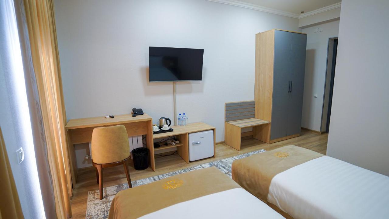 Almalyk Plaza Hotel Olmaliq Buitenkant foto