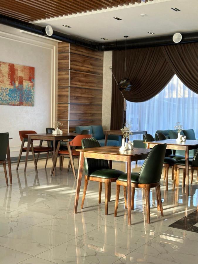 Almalyk Plaza Hotel Olmaliq Buitenkant foto