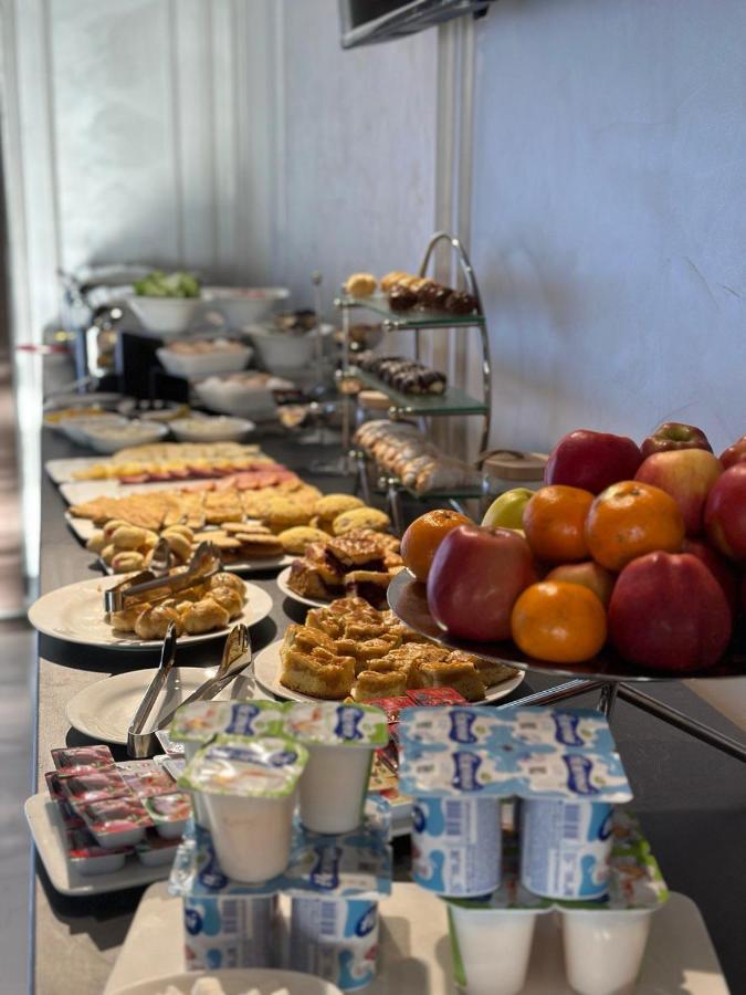 Almalyk Plaza Hotel Olmaliq Buitenkant foto
